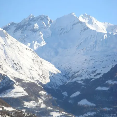 Logis Les Cimes Hotel 2*