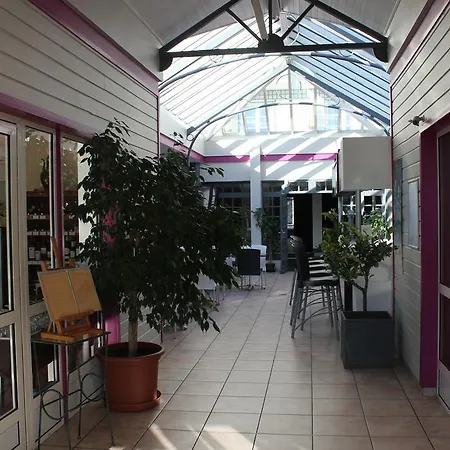 Logis Les Cimes Hotel 2*