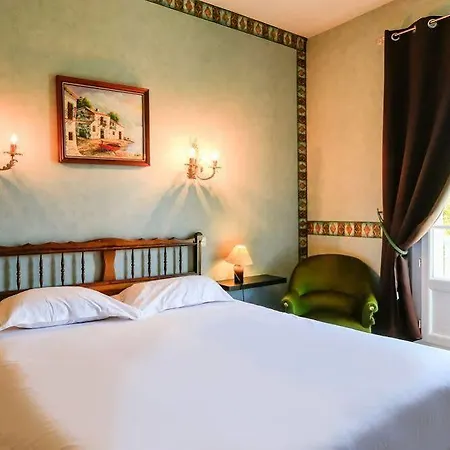 Logis Les Cimes Hotel 2*