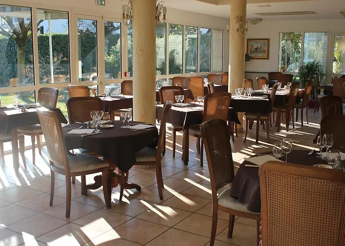 Hotel Logis Les Cimes 2*