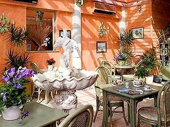 Logis Les Cimes Hotel 2*