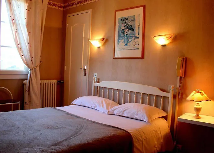 Logis Les Cimes Hotel 2*