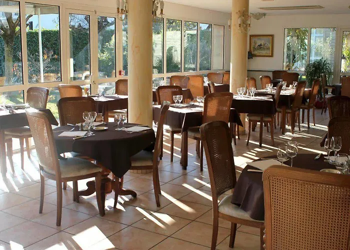 Hotel Logis Les Cimes 2*