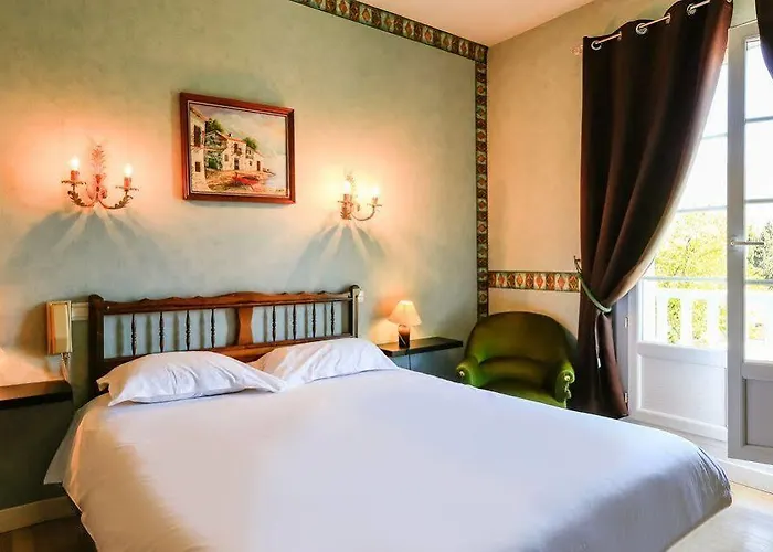 Logis Les Cimes Hotel 2*